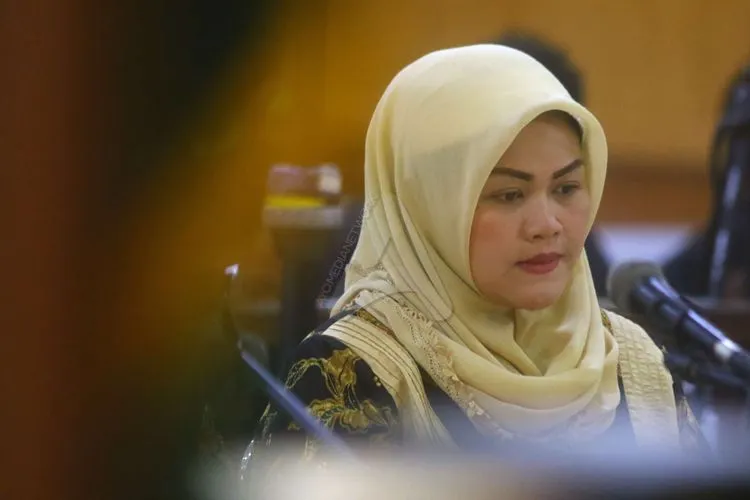 Terdakwa kasus suap perizinan proyek Meikarta yang juga Bupati Bekasi nonaktif Neneng Hassanah Yasin menjalani sidang lanjutan di Pengadilan Tipikor pada Pengadilan Negeri Bandung, Jalan RE Martadinata, Kota Bandung, Rabu (8/5/2019). (Irfan Al-Faritsi/ayobandung.com)  --------- Artikel ini sudah Terbit di AyoBandung.com, dengan Judul Neneng Hasanah Yasin Dituntut Kurungan Penjara 7 Tahun 6 Bulan, pada URL https://www.ayobandung.com/read/2019/05/08/51804/neneng-hasanah-yasin-dituntut-kurungan-penjara-7-tahun