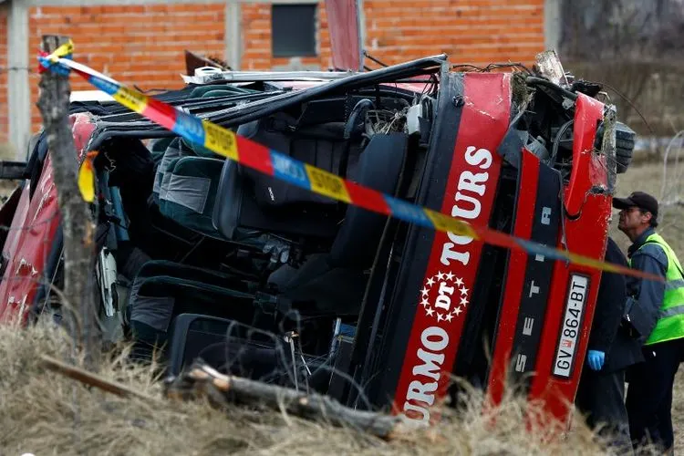 (Arsip Foto) - Penyelidik forensik berada di lokasi kecelakaan bus dekat Skopje, Makedonia Utara, Kamis (14/2/2019). (REUTERS/OGNEN TEOFILOVSKI)