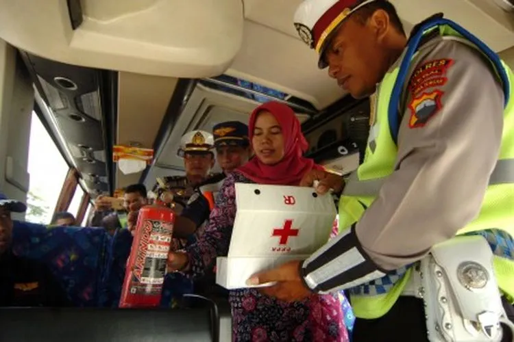 Petugas memeriksa kelengkapan alat pemadam dan obat-obatan bus di Terminal Slawi, Dukuh salam, Kabupaten Tegal, Jawa Tengah, Jumat (17/5/2019). Pemeriksaan supir bus oleh Dinas Kesehatan dan Polres Tegal tersebut untuk memantau kesehatan dan kesiapan para supir guna menekan angka kecelakaan, memberikan keamanan dan kenyamanan penumpang yang mudik Lebaran. ANTARA FOTO/Oky Lukmansyah/nz