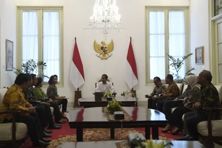 Presiden Joko Widodo (tengah) didampingi Mensesneg Pratikno (kelima kanan) menerima Ketua Panitia Seleksi calon pimpinan Komisi Pemberantasan Korupsi (KPK) periode 2019-2023 Yenti Ganarsih (keempat kiri) bersama anggota di Istana Merdeka, Jakarta, Senin (17/6/19). Presiden berharap Pansel KPK menghasilkan calon pimpinan KPK dengan kemampuan managerial dan menguasai dinamika pemberantasan korupsi. ANTARA FOTO/Puspa Perwitasarinz.