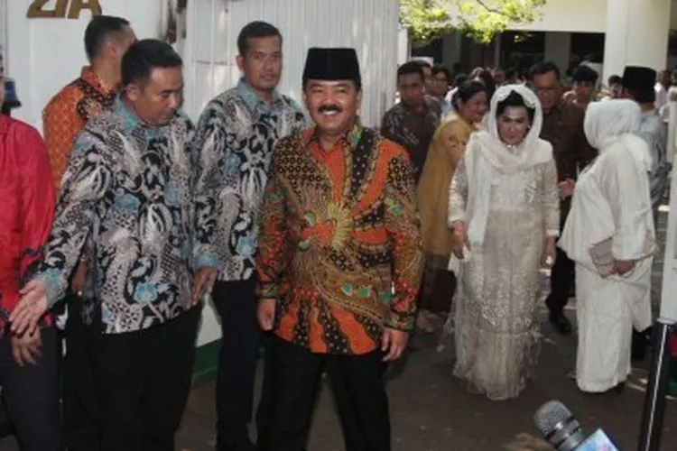 Panglima TNI Marsekal TNI Hadi Tjahjanto (kiri) didampingi Istrinya usai menyambangii kediaman Presiden ke-5 Megawati Soekarnoputri saat halalbihalal,Jakarta, Rabu (5/6/2019). Presiden ke-5 Megawati Soekarnoputri menggelar halal bihalal di kediamannya di Jalan Teuku Umar, Menteng, Jakarta Pusat pada Hari Raya Idul Fitri 2019, 1 Syawal 1440 H. ANTARA FOTO/Reno Esnir/hp/