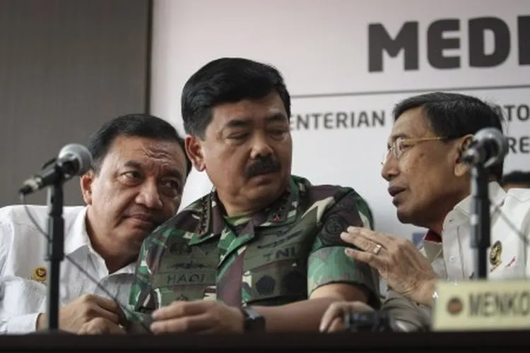 Menko Polhukam Wiranto (kanan) bersama Panglima TNI Marsekal TNI Hadi Tjahjanto (tengah) dan Kepala BIN Budi Gunawan (kiri) saat menyampaikan perkembangan pascakerusuhan di Jakarta dini hari tadi, di kantor Kemenko Polhukam, Jakarta, Rabu (22/5/2019). Menko Polhukam mengatakan Pemerintah sudah mengetahui dalang dari aksi kerusuhan yang terjadi setelah unjuk rasa di depan Bawaslu dan memastikan aparat keamanan akan menindak tegas secara hukum. ANTARA FOTO/Dhemas Reviyanto/hp.