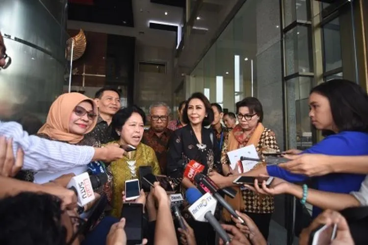 Wakil Ketua KPK Basaria Pandjaitan (kanan) bersama Ketua Pansel calon pimpinan KPK Yenti Garnasih (kedua kanan) dan anggota memberi keterangan kepada wartawan seusai pertemuan di Gedung KPK, Jakarta, Rabu (12/6/2019). Panitia seleksi calon pimpinan KPK bertemu dengan pimpinan lembaga antirasuah tersebut untuk membahas terkait proses seleksi pimpinan KPK jilid V berikut rekam jejak para calon yang ikut seleksi. ANTARA FOTO/Indrianto Eko Suwarso/aww.