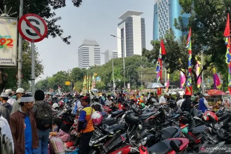 Sejumlah kendaraan bermotor berjajar di pinggir Jalan Medan Merdeka Selatan, Jakarta, Kamis (27/6/2019) (ANTARA FOTO/M Risyal Hidayat)