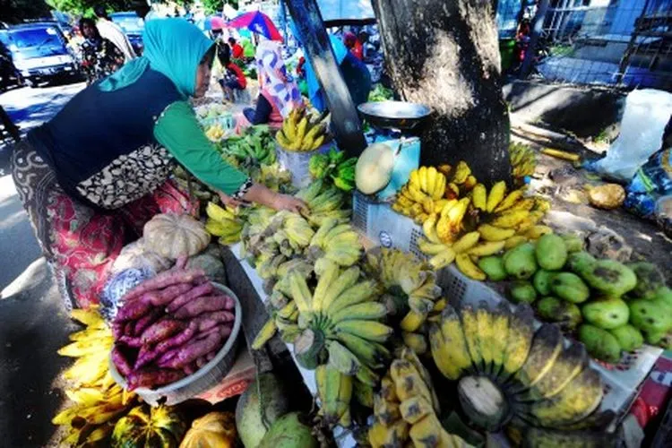 Ilustasi--Pedagang menata pisang dagangannya di Pasar 17 Agustus, Pamekasan, Jawa Timur, Minggu (5/5/2019). Sejumlah pedagang buah musiman dari beberapa daerah memanfaatkan momentum bulan Ramadhan 1440 H untuk menjajakan dagangannya di pasar tersebut. ANTARA FOTO/Saiful Bahri/ama.