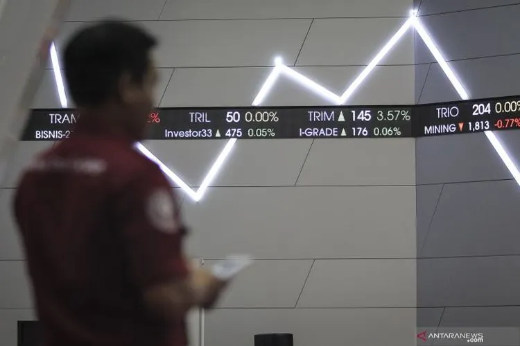 Seorang pria mengamati layar pergerakan Indeks Harga Saham Gabungan (IHSG) di gedung Bursa Efek Indonesia, Jakarta. (ANTARA FOTO/Dhemas Reviyanto)