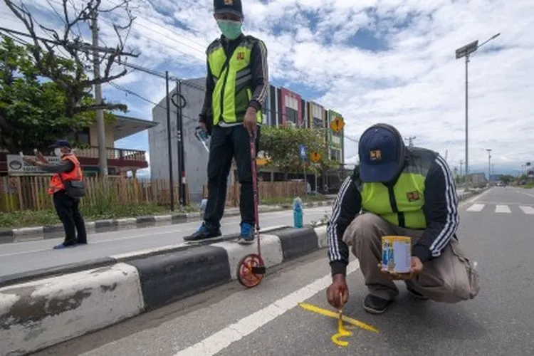 Ilustrasi--  Petugas mengukur jalan nasional Trans Sulawesi yang akan direhabilitasi di Palu, Sulawesi Tengah, Selasa (2/4/2019). Pengukuran tersebut adalah kegiatan pra rehabilitasi jalan nasional yang mengalami kerusakan akibat gempa 7,4 SR di Palu, Sigi, dan Donggala pada 28 Sptember tahun lalu dan akan diperbaiki pada ahun ini yang bersumber dari dana APBN. ANTARA FOTO/Basri Marzuki/aww,