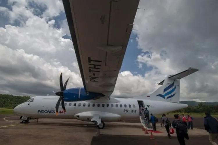 Sejumlah penumpang menaiki pesawat menuju Makassar di Bandara Sorowako, Luwu Timur, Sulawesi Selatan, Minggu (31/3/2019). Bandara yang dikelola khusus oleh PT. Vale Indonesia tersebut kini telah dapat dimanfaatkan masyarakat umum sesuai kesepakatan dengan pemerintah setempat. ANTARA FOTO/Basri Marzuki/nz