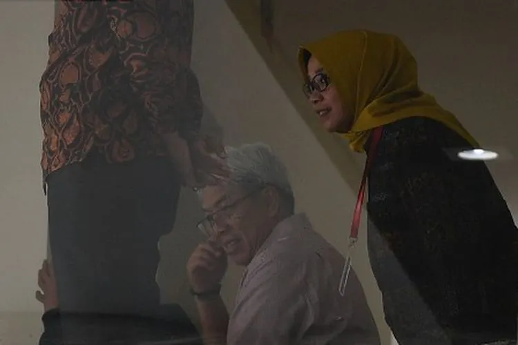 Ilustrasi--Dirjen Mineral dan Batubara Kementerian ESDM Bambang Gatot Ariyono (kiri) dan mantan Wakil Ketua Komisi VII DPR Eni Maulani Saragih mengintip dari balik kaca saat jeda pemeriksaan di kantor KPK, Jakarta, Rabu (8/5/2019). Eni selaku terpidana kasus korupsi pembangunan PLTU Riau-1 serta Bambang diperiksa sebagai saksi dalam kasus yang sama dengan tersangka mantan Dirut PLN Sofyan Basir. ANTARA FOTO/Sigid Kurniawan/foc.
