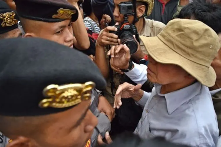 Mantan Kepala Staf Komando Strategis Angkatan Darat (Kas Kostrad) Mayjen TNI Purnawirawan Kivlan Zein (kanan) menghadiri unjuk rasa menuntut diusutnya dugaan kecurangan Pemilu 2019 di Kantor Bawaslu RI, Jakarta, Kamis (9/5/2019). Polisi membubarkan unjuk rasa tersebut karena tidak memiliki surat tanda terima pemberitahuan unjuk rasa. ANTARA FOTO/Aditya Pradana Putra/hp.