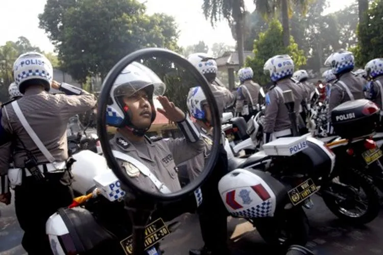 Personel polisi mengikuti Gelar Pasukan Operasi Ketupat Lodaya 2019 di Polres Bogor, Cibinong, Bogor, Jawa Barat, Selasa (28/5/2019). Operasi Ketupat Lodaya 2019 tersebut guna meningkatkan keamanan selama mudik, Lebaran dan pascalebaran. ANTARA FOTO/Yulius Satria Wijaya/aww.