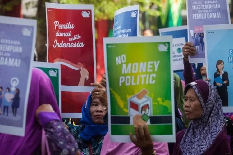 Sejumlah orang yang tergabung dalam Koalisi Perempuan Indonesia (KPI) Daerah Istimewa Yogyakarta (DIY) melakukan aksi damai di Kantor DPRD Provinsi DI Yogyakarta, Selasa (9/4/2019). Mereka mengajak seluruh elemen masyarakat untuk membangun pemilu damai 2019, tidak golput serta menolak praktik politik uang. ANTARA FOTO/Andreas Fitri Atmoko/aww.