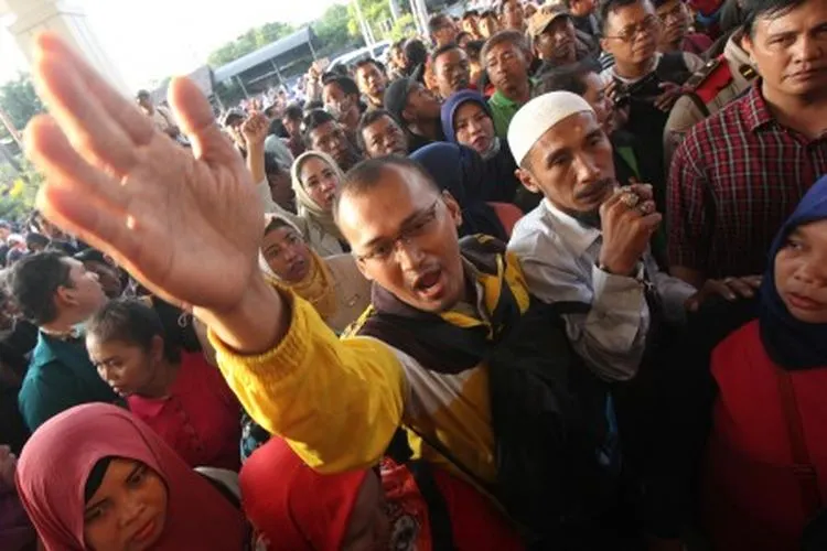 Ilustrasi--Warga berunjuk rasa di kantor Dinas Pendidikan Kota Surabaya, Jawa Timur, Kamis (20/6/2019). Mereka memprotes kebijakan Sistem Penerimaan Peserta Didik Baru (PPDB) berdasarkan zonasi. ANTARA FOTO/Didik Suhartono/wsj.