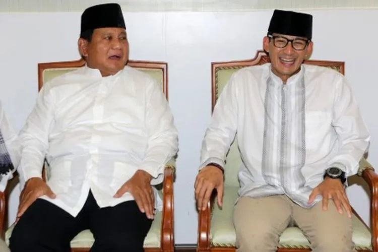 Capres cawapres no urut 02 Prabowo Subianto (kiri) dan Sandiaga Salahudin Uno berbincang sebelum melaksanakan ibadah salat jumat pada kunjungannya ke Aceh di Masjid Raya Baiturrahman, Banda Aceh, Aceh, Jumat (3/5/2019). Kunjungan capres dan cawapres nomor urut 02 ke provinsi Aceh pascapemilu 2019 sebagai ungkapan terimakasih kepada masyarakat Aceh yang telah memenangkan pasangan Prabowo-Sandi dengan persentase sementara hingga 91 persen. ANTARA FOTO/Irwansyah Putra/foc.