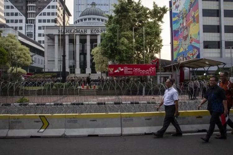 Ketua Tim Hukum Prabowo-Sandi, Bambang Widjojanto (ketiga kanan) seusai mengajukan perbaikan permohonan sengketa hasil Pilpres 2019 di gedung MK, Jakarta, Senin (10/6/2019). Tim kuasa hukum Prabowo-Sandi menyerahkan perbaikan permohonan sengketa hasil Pilpres 2019 serta dokumen-dokumen yang diperlukan diantaranya C1 serta bukti-bukti lainnya. ANTARA FOTO/Dhemas Reviyanto/hp.
