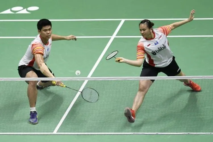 Pebulu tangkis ganda campuran Indonesia Praveen Jordan (kiri) yang berpasangan dengan Melati Daeva Oktavianti mengembalikan kok ke arah pebulu tangkis Inggris Chris Adcock dan Gabrielle Adcock pada babak penyisihan grup 1B Piala Sudirman 2019 di Guangxi Sports Center Gymnasium, Nanning, China, Minggu (19/5/2019). Tim Indonesia menang 4-1 atas Inggris. ANTARA FOTO/Wahyu Putro A/foc.