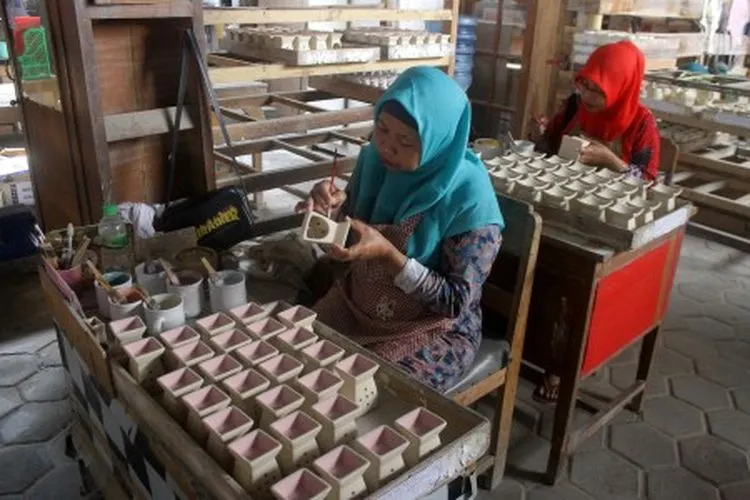 Ilustrasi--Pekerja membuat keramik yang kini produksinya mengalami penurunan sebesar 30 persen akibat tersaingi produk India di sentra industri keramik, Malang, Jawa Timur, Senin (17/6/2019). Asosiasi Aneka Industri Keramik Indonesia (Asaki) mendesak pemerintah memberlakukan Bea Masuk Tindakan Pengamanan (BMTP) terhadap seluruh keramik impor termasuk produk dari India guna melindungi industri keramik dalam negeri sekaligus menekan angka impor keramik yang mencapai 80,32 juta meter persegi per tahun ANTARA F