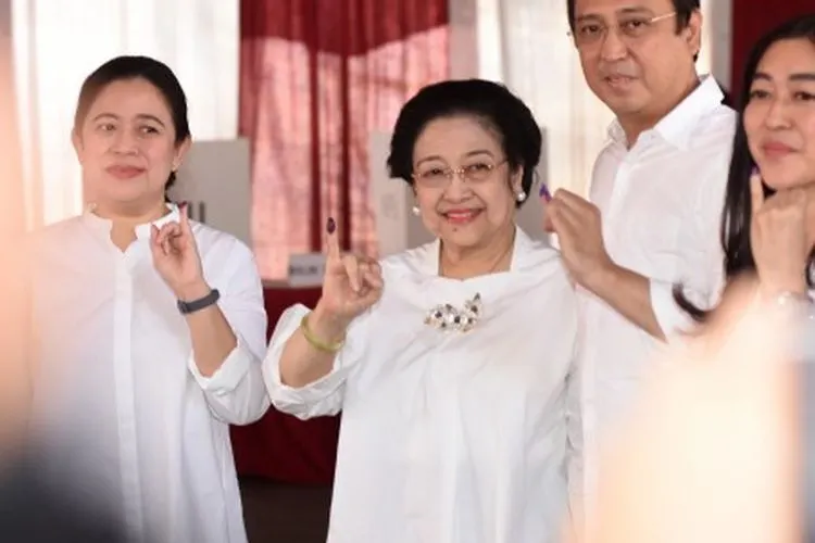 Ketua Umum PDI Perjuangan yang juga Presiden kelima RI Megawati Soekarnoputri (tengah) bersama putrinya Puan Maharani (kiri) dan putranya Muhammad Prananda Prabowo (kedua kanan) menunjukkan jarinya yang telah dicelup tinta seusai menggunakan hak pilihnya pada Pemilu 2019 di TPS 62, Kebagusan, Jakarta, Rabu (17/4/2019). ANTARA FOTO/Indrianto Eko Suwarso/aww.