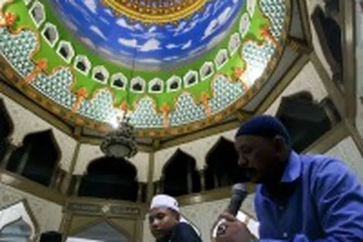 Ilustrasi--Umat muslim bertadarus membaca Alquran pada malam pertama bulan suci Ramadhan 1440 Hijriah di Masjid Syuhada Lhokseumawe, Aceh, Senin (6/5/2019) dini hari. Umat muslim memperbanyak amalan selain berpuasa dengan membaca Alquran, itikaf, berzikir dan shalat sunnah di bulan suci Ramadhan. ANTARA FOTO/Rahmad/wsj.