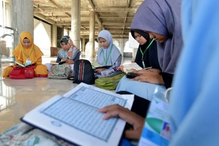 Santri belajar menghafal Alquran di Masjid Baitussalihin, Banda Aceh, Selasa (7/6/2019). Program pelatihan menghafal Alquran pada bulan Ramadhan 1440 H tersebut yang diikuti ratusan santri itu bertujuan meningkatkan kemampuan menghafal Alquran dan meningkatkan pemahaman mereka. ANTARA FOTO/Ampelsa/aww.
