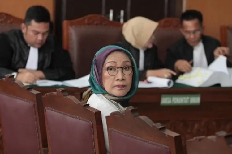 Terdakwa kasus dugaan penyebaran berita bohong atau hoaks Ratna Sarumpaet (tengah) saat mengikuti sidang lanjutan di PN Jakarta Selatan, Jakarta, Selasa (23/4/2019). Sidang tersebut dengan agenda mendengarkan keterangan saksi dari dokter bedah plastik sekaligus penyanyi, Tompi, dan Rocky Gerung ANTARA FOTO/Reno Esnir/hp.
