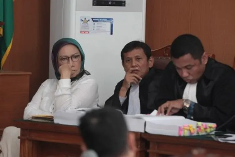 Terdakwa kasus dugaan penyebaran berita bohong atau hoaks Ratna Sarumpaet (kiri) didampingi penasehat hukumnya saat mengikuti sidang lanjutan di PN Jakarta Selatan, Jakarta, Selasa (23/4/2019). Sidang tersebut dengan agenda mendengarkan keterangan saksi dari dokter bedah plastik sekaligus penyanyi, Tompi, dan Rocky Gerung ANTARA FOTO/Reno Esnir/hp.