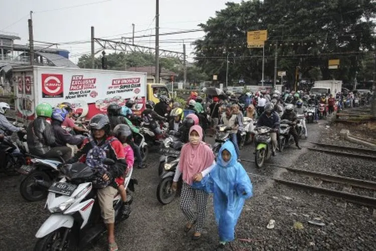 Ilustrasi--Warga dan pengguna kendaraan melintas di perlintasan kereta JPL 66 di Cakung, Jakarta, Jumat (10/5/2019). Pemerintah Provinsi DKI Jakarta terhitung Jumat (10/5) pukul 24.00 WIB, menutup perlintasan kereta JPL 66 Cakung dalam rangka pengaktifan jalur Double-Double Track (DDT) segmen Jatinegara-Cakung. ANTARA FOTO/Dhemas Reviyanto/ama.