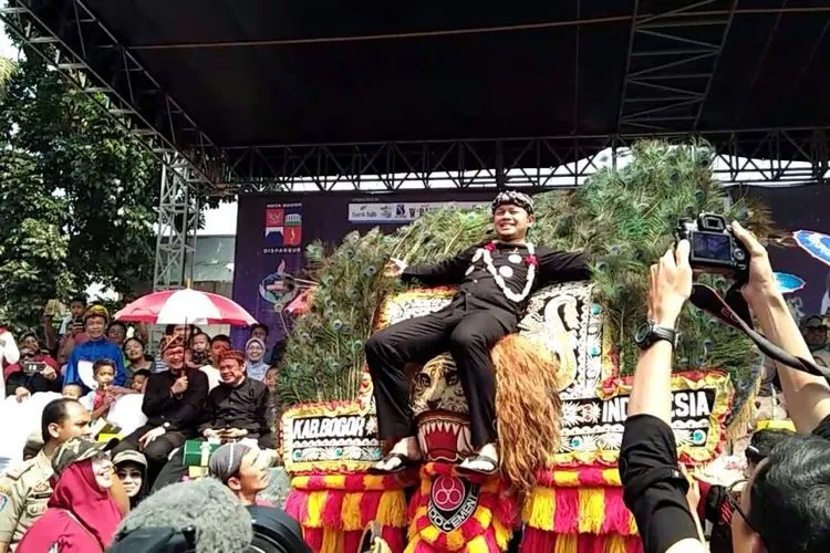 Wali Kota Bogor, Bima Arya menaiki reog ponogoro saat Helaran Budaya Hari jadi Bogor 2018