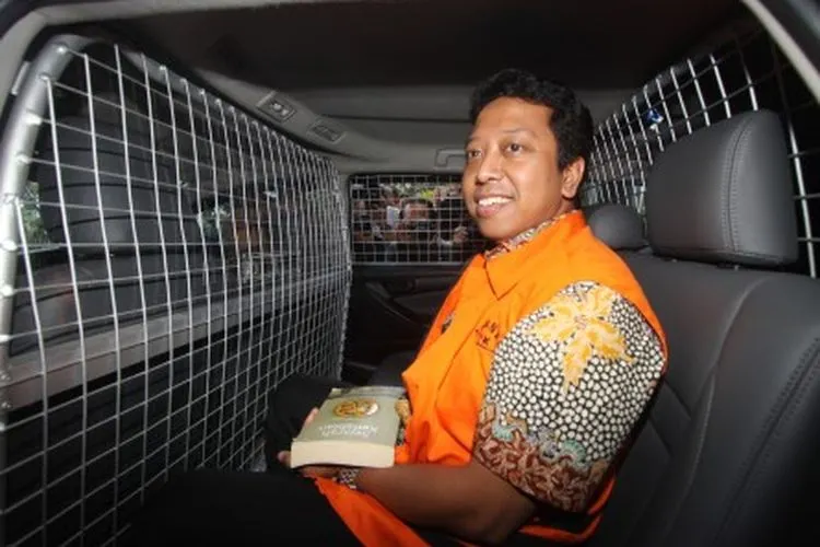 Tersangka kasus dugaan suap terkait seleksi pengisian jabatan di Kementerian Agama, Romahurmuziy (kanan) berjalan memasuki gedung KPK untuk menjalani pemeriksaan penyidik di Gedung KPK, Jakarta, Jumat (3/5/2019) . KPK memeriksa Romahurmuziy sebagai tersangka terkait kasus dugaan jual beli jabatan di Kementerian Agama tahun 2018-2019. ANTARA FOTO/Reno Esnir/foc.