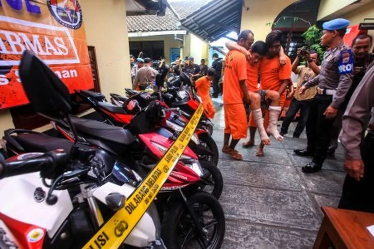 Polisi menunjukan tersangka dan barang bukti kasus pencurian kendaraan bermotor atau curanmor saat jumpa pers di Polsek Depok Barat, Sleman, DI Yogyakarta, Selasa (2/4/2019). Saat ini tim dari Polsek Depok Barat berhasil mengamankan 4 orang pelaku curanmor dan 2 orang penadah serta 13 unit sepeda motor hasil curian, akibat perbuatanya 6 tersangka pencurian dikenakan pasal 363 Ayat (1) ke-3,4,5 KUHP Pidana dengan acaman hukuman 7 tahun sedangkan dua tersangka penadah dikenakan pasal 363 Jo 55 Jo 481 KUHP Pid