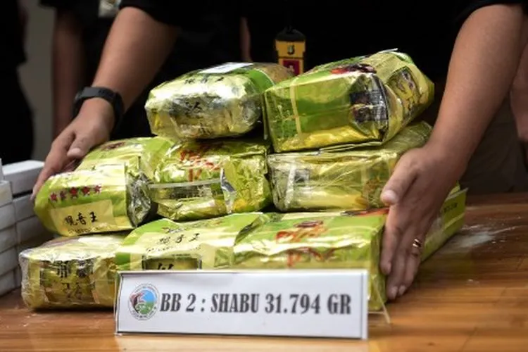 Petugas kepolisian memeriksa barang bukti saat rilis kasus penyelundupan narkotika jenis sabu-sabu di Polda Metro Jaya, Jakarta, Kamis (13/6/2019). Petugas Kepolisian bekerja sama dengan Ditjen Bea dan Cukai mengungkap tiga kasus narkotika dengan lima orang tersangka dua diantaranya warga negara Malaysia dengan barang bukti sabu-sabu sebanyak 45 kilogram. ANTARA FOTO/Galih Pradipta/nz.