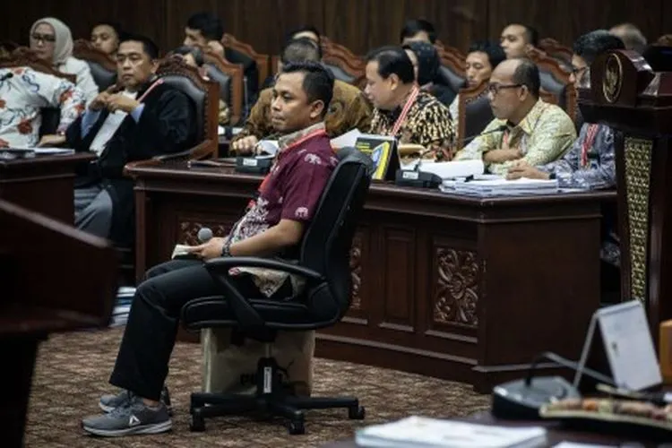 Saksi dari pihak terkait Candra Irawan (tengah) mengikuti sidang Perselisihan Hasil Pemilihan Umum (PHPU) presiden dan wakil presiden di Gedung Mahkamah Konstitusi, Jakarta, Jumat (21/6/2019). Sidang tersebut beragendakan mendengar keterangan saksi dan ahli dari pihak terkait yakni paslon nomor urut 01 Joko Widodo (Jokowi)-Ma'ruf Amin. ANTARA FOTO/Aprillio Akbar/ama.