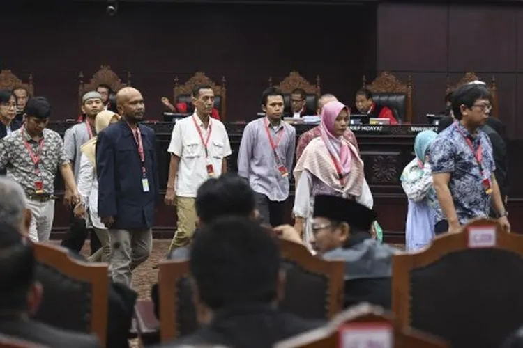 Sejumlah saksi dari pihak pemohon kembali ke ruangang saksi setelah diambil sumpahnya saat sidang Perselisihan Hasil Pemilihan Umum (PHPU) presiden dan wakil presiden di Gedung Mahkamah Konstitusi, Jakarta, Rabu (19/6/2019). Sidang tersebut beragendakan mendengarkan keterangan saksi ahli dan saksi fakta dari pihak pemohon. ANTARA FOTO/Hafidz Mubarak A/pd.