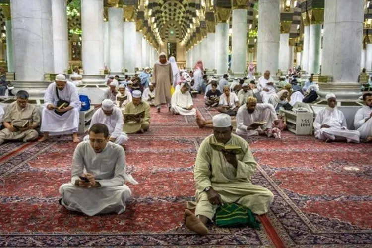 Sejumlah umat muslim bertadarus Alquran di Masjid Nabawi, Madinah, Arab Saudi, Rabu (8/5/2019). Umat muslim dari berbagai negara menghabiskan waktu pada bulan suci Ramadhan dengan mengikuti sejumlah kajian Islam, memperbanyak salat sunnah, zikir dan membaca Alquran di dalam maupun di sekitar Masjid Nabawi. ANTARA FOTO/Aji Styawan/wsj.