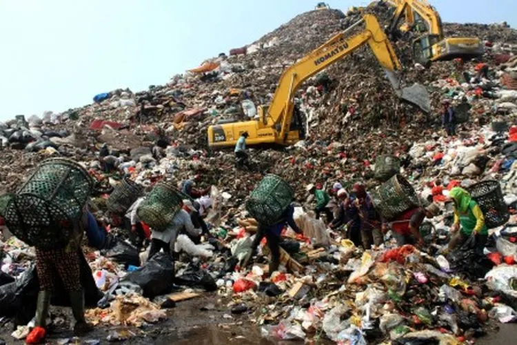 Ilustrasi--Pemulung beraktivitas di area zona Tempat Pengolahan Sampah Terpadu (TPST) Bantar Gebang, di Bekasi, Jawa Barat, Jumat (21/6/2019). Pemerintah Provinsi DKI Jakarta melakukan penambahan sejumlah fasilitas di TPST Bantar Gebang guna menekan volume sampah DKI eksisiting 26 juta meter kubik. Fasilitas itu diantaranya yakni Pembangkit Listrik Tenaga Sampah (PLTSa), Rumah Komposting, area pertambangan pengolahan sampah sebagai bahan bakar atau Refused Derived Fuel (RDF) serta Landfill. ANTARA FOTO/Risk