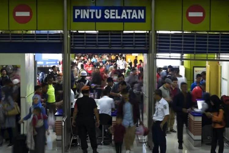 Penumpang memasuki peron di Stasiun Gambir, Jakarta, Sabtu (1/6/2019). Kepala Stasiun Gambir Rizky Afrida mengatakan, total penumpang yang mudik menggunakan kereta api melalui Stasiun Gambir, hingga pukul 09.00 WIB sejumlah 20.546 penumpang lebih tinggi dibandingkan hari sebelumnya. ANTARA FOTO/Galih Pradipta/foc.