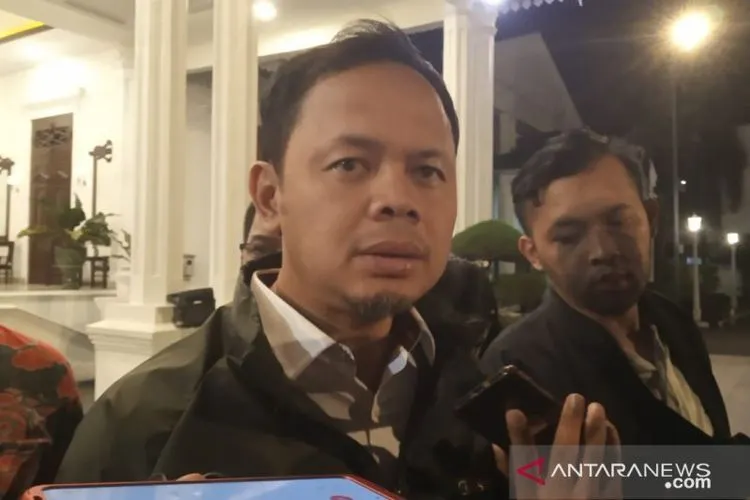 Wali Kota Bogor Jawa Barat, Bima Arya Sugiarto usai melakukan sidak peserta PPDB 2019 di Kelurahan Paledang yang letaknya tak jauh dari SMA Negeri 1 Kota Bogor, Jumat (28/6/2019) malam. (ANTARA News/M Fikri Setiawan).