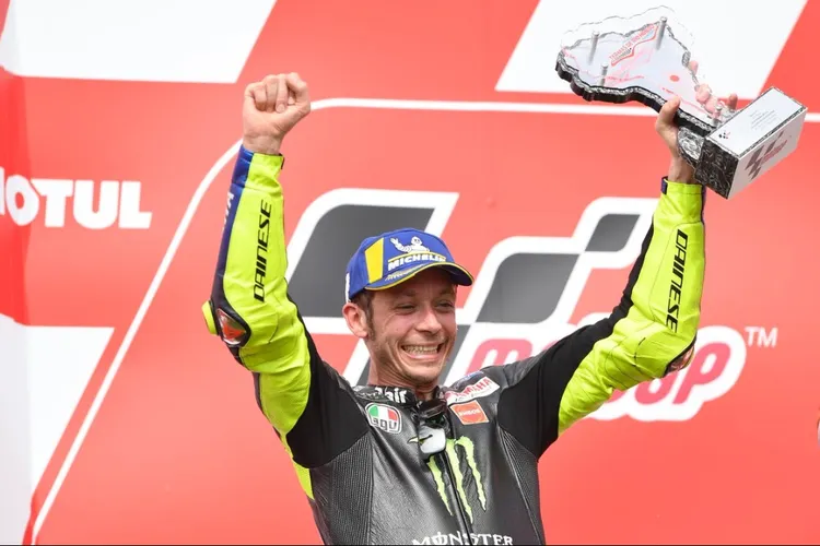 Valentino Rossi saat naik di podium ke dua MotoGP Argentina Sirkuit Termas de Rio Hondo Minggu (31/3/2019). (Twitter Yamaha MotoGP)