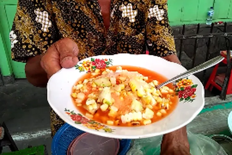 Segernya Asinan Jagung Bakar Pak Sabur di Suryakencana. (ayobogor.com/Husnul Khatimah)