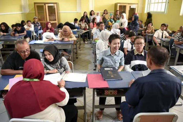 Ilustrasi--Sejumlah siswa dan orang tua murid mendaftar seleksi Penerimaan Peserta Didik Baru (PPDB) menggunakan komputer di SMAN 1 Jakarta, Jakarta, Senin (24/6/2019). Sistem PPDB Jakarta Pendaftaran Penerimaan Peserta Didik Baru (PPDB) DKI Jakarta menggunakan tiga jalur penerimaan yakni jalur zonasi atau pemetaan wilayah sebanyak 90 persen, jalur prestasi sebesar lima persen dan jalur perpindahan orang tua wali sebesar lima persen, yang berlangsung dari tanggal 24-26 Juni 2019. ANTARA FOTO/Galih Pradipta/