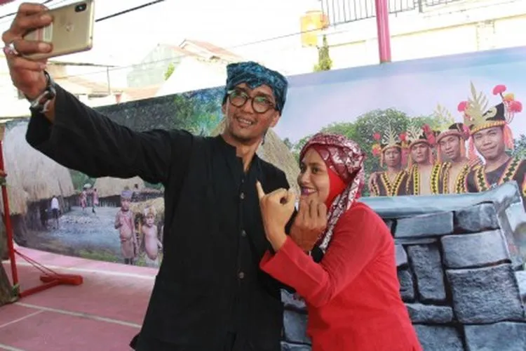 Ilustrasi--Warga yang menggunakan pakaian adat berswafoto usai melakukan pencoblosan Pemilu 2019 di TPS 25 Serpong Utara, Tangerang Selatan, Banten, Rabu (17/4/2019). ANTARA FOTO/Muhammad Iqbal/aww.