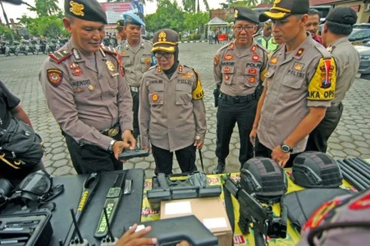 Ilustrasi--Kapolres Tegal Kota AKBP Siti Rondhijah (kedua kiri) memeriksa senjata api saat Apel Kesiapan Sarpras di Polres Tegal Kota, Jawa Tengah, Kamis (11/4/2019). Pemeriksaan peralatan penunjang tugas Polisi mulai dari kendaraan dan senjata api tersebut sebagai persiapan pengamanan pelaksanaan Pemilu serentak pada 17 April mendatang. ANTARA FOTO/Oky Lukmansyah/ama.