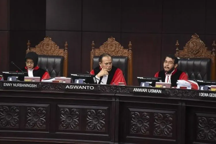 Ketua Mahkamah Konstitusi Anwar Usman (kanan) memimpin sidang perdana Perselisihan Hasil Pemilihan Umum (PHPU) sengketa Pilpres 2019 di Mahkamah Konstitusi, Jakarta, Jumat (14/6/2019). ANTARA FOTO/Hafidz Mubarak A/wsj.