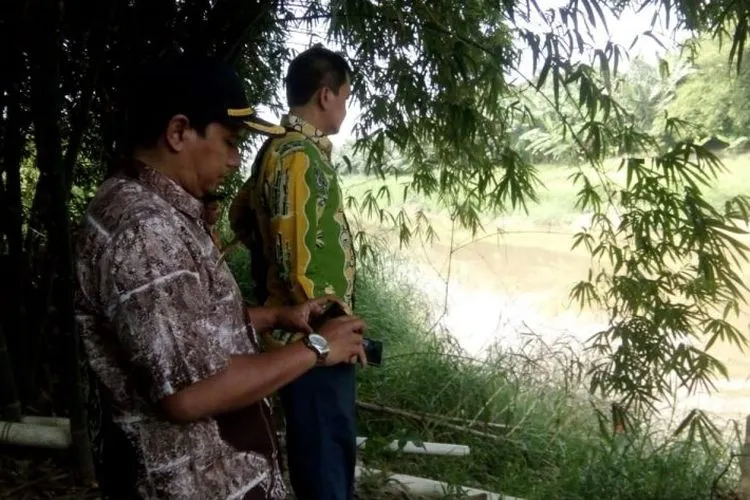 DLH Kota Bekasi melakukan sidak ke lokasi pencemaran limbah B3 pada Kali Bekasi di Cipendawa, Kecamatan Bantargebang, Kota Bekasi, Kamis (4/4/2019). (Dok. DLH Kota Bekasi).