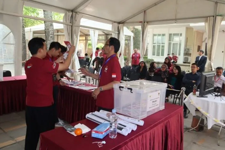 Ilustrasi--  Petugas KPPSLN Beijing menghitung surat suara Calon Presiden dan Wakil Presiden di KBRI Beijing, Rabu (17/4/2019), Pasangan nomor urut 1 Joko Widodo-Ma'ruf Amin meraih 1.458 suara, sedangkan pasangan nomor urut 2 Prabowo Subianto-Sandiaga Uno 327 suara. ANTARA FOTO/M. Irfan Ilmie/foc.