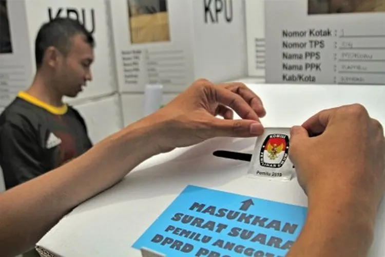 Pekerja menyegel kotak suara saat memasukkan logistik tambahan dari KPU Pusat yang baru tiba malam hari di gudang KPU Daerah, di Kendari, Sulawesi Tenggara, Minggu (14/4/2019). KPU Daerah Kendari baru menerima surat suara tambahan dari KPU Pusat sekitar 23 ribu lembar setelah sebelumnya menerima 27 ribu lembar surat suara, sementara untuk formulir C1 Plano pihak KPU Daerah Kendari belum menerima menjelang pencoblosan Pemilu 2019 pada Rabu 17 April 2019. ANTARA FOTO/Jojon/ama.