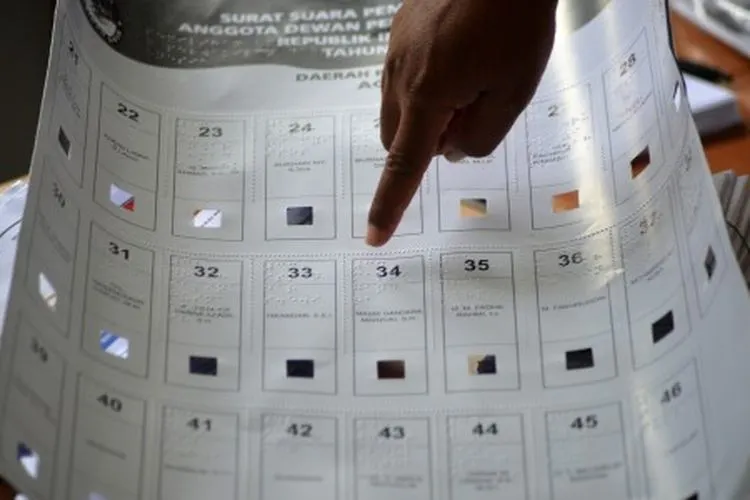 Petugas Komisi Independen Pemilihan (KIP) memberikan penjelasan kepada para penyandang disabilitas terkait tata cara pencoblosan surat suara braille saat simulasi pemilu di Banda Aceh, Minggu (14/4/2019). Simulasi terakhir bagi penyandang disabilitas itu melibatkan 494 peserta di Kota Banda Aceh guna memberikan wawasan dan meminimalisir kesalahan dalam proses pencoblosan surat suara pemilu pada 17 April mendatang. ANTARA FOTO/Ampelsa/foc.