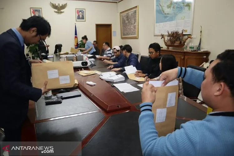 Petugas KPPS Beijing memasukkan surat suara untuk dikirimkan melalui pos kepada WNI yang tinggal di beberapa daerah di China dan Mongolia pada 19 Maret 2019. (M. Irfan Ilmie)