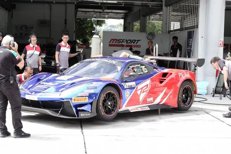 Tim T2 Motorsports melakukan persiapan di Sirkuit Sepang jelang seri pertama Blancpain GT Series Asia. (T2 Motorsports)