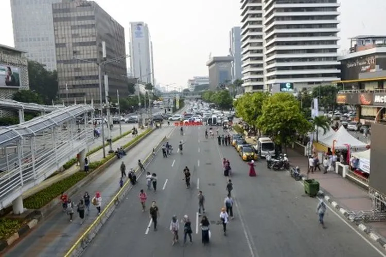 Ilustrasi--Sejumlah warga berjalan kaki di Jalan MH Thamrin yang lengang akibat diterapkannya rekayasa lalu lintas di Jakarta, Sabtu (22/6/2019). Dinas Perhubungan Pemprov DKI Jakarta menerapkan rekayasa lalu lintas yang menuju Bundaran Hotel Indonesia saat puncak perayaan HUT ke-492 Jakarta ANTARA FOTO/Nova Wahyudi/wsj.